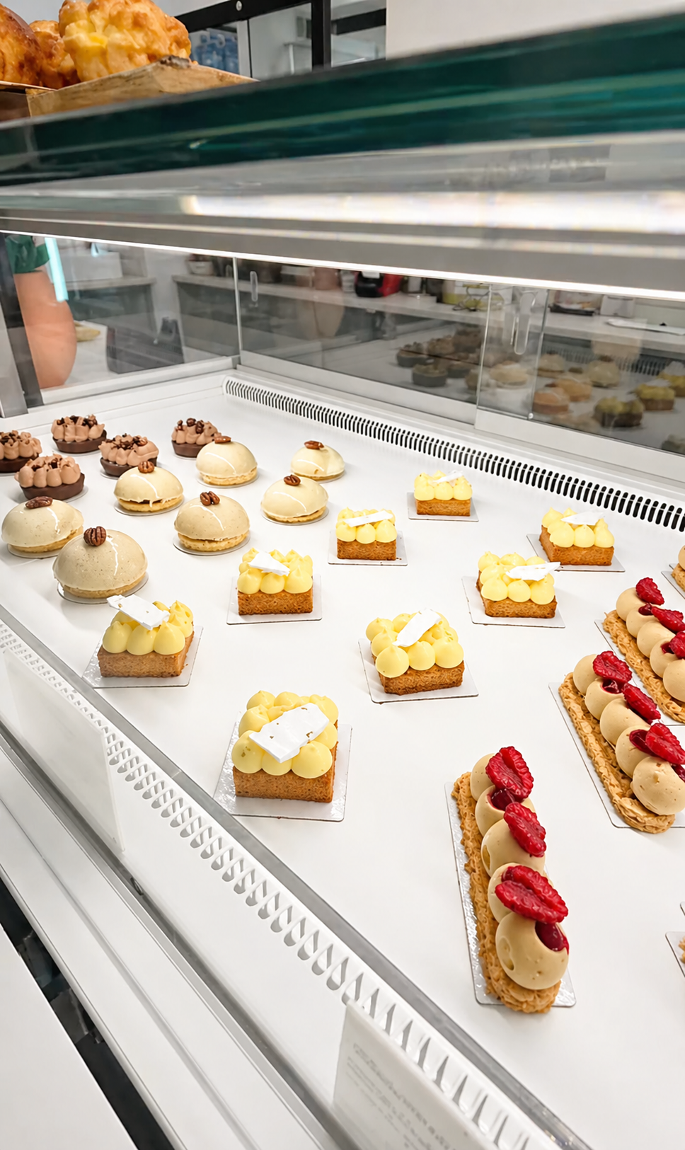 Flan pâtissier en vitrine — L'Idéange, pâtisserie artisanale Houdan