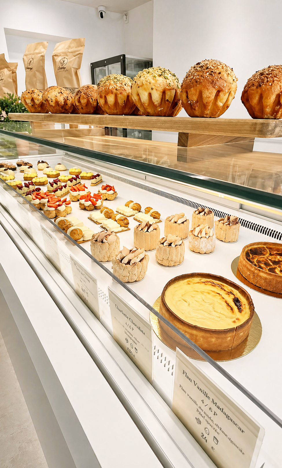 Vitrine de la pâtisserie L'Idéange à Houdan — pièces individuelles